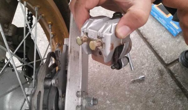 تعویض لنت ترمز موتور سیکلت تعویض لنت ترمز موتور سیکلت