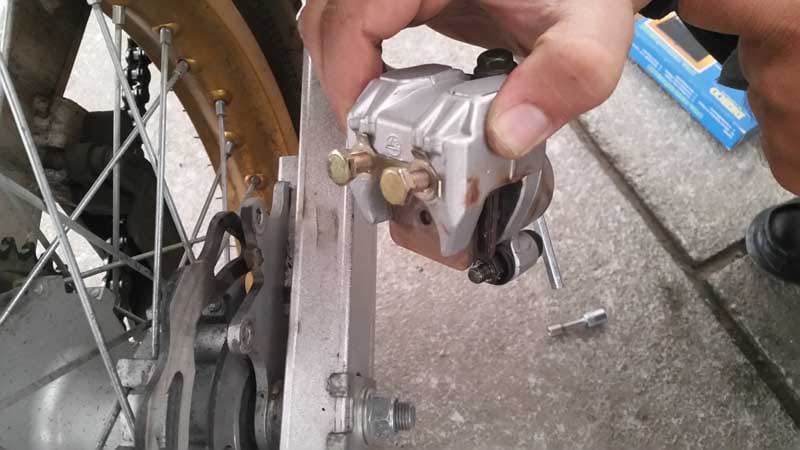 تعویض لنت ترمز موتور سیکلت