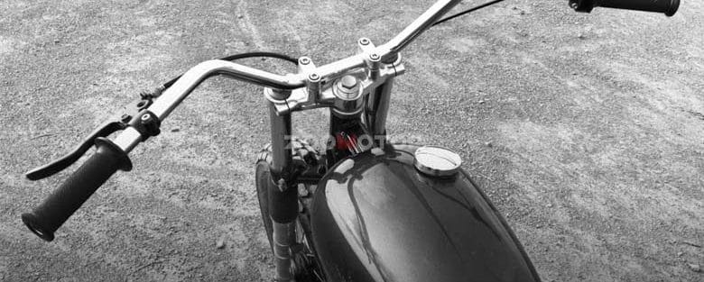 به یک طرف کشیده شدن فرمان موتور سیکلت چه دلایلی دارد؟